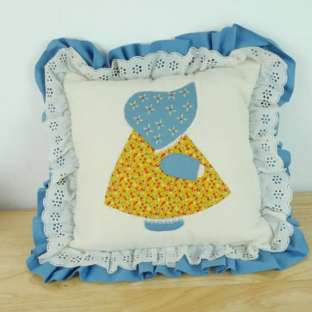 Vintage Throw Pillow Granny Ruffle Eyelet Cottagecore Sunbonnet Sue‎ Embroidered